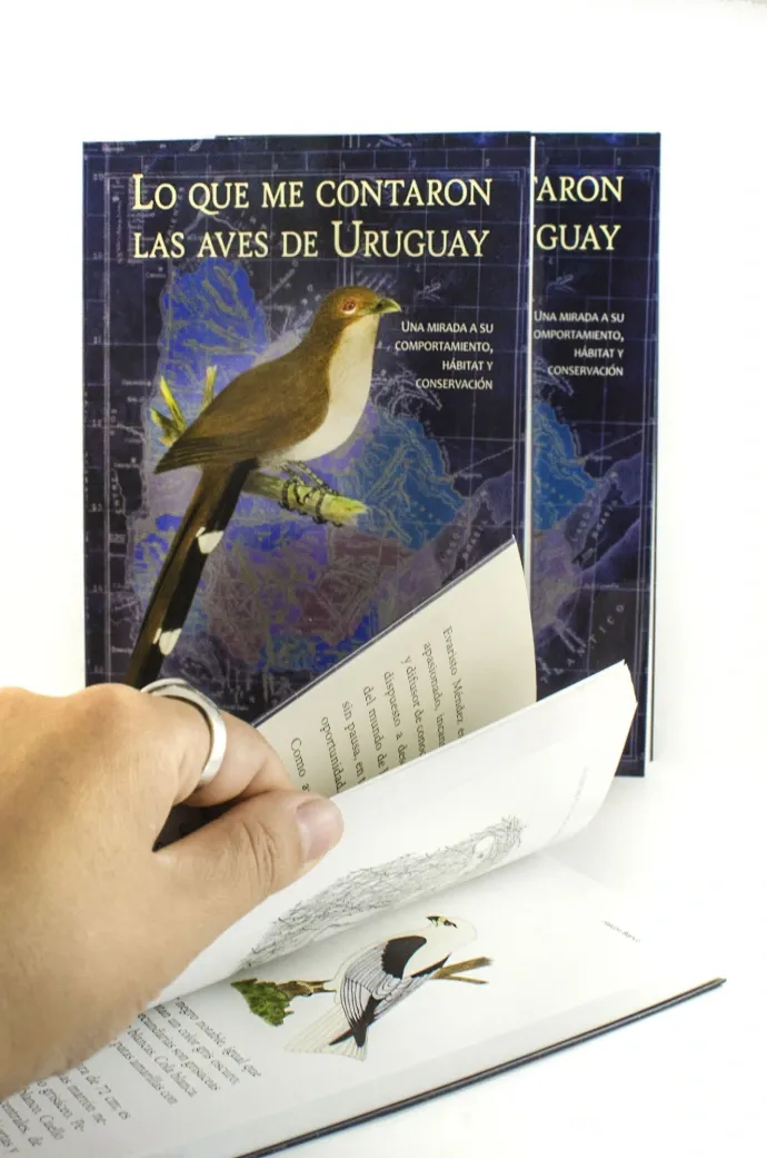 Ejemplar del libro Lo que me contaron las aves de Uruguay abierto en la naturaleza